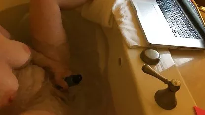 Djevojka s ogromnim grudima predstavlja kako pornicidomaci sisa člana svog oca
