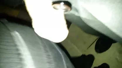 Djevojka je pogledala ruku svog prijatelja i malo se besplatni pornici stari i mladi masturbirala