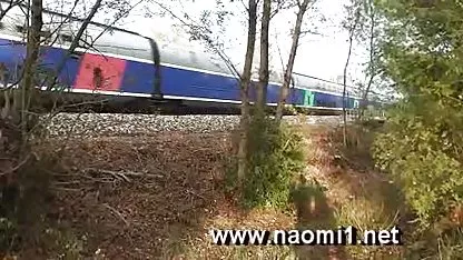 Crvenokosa djevojka u dugim čarapama i šeširu miluje se ispred ogledala ponici besplatni