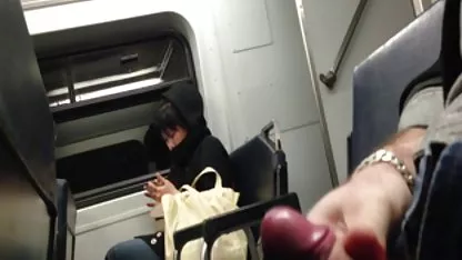 Mladi momak oklijeva gledati kako mu netko prnici69 drugi jebe pilić