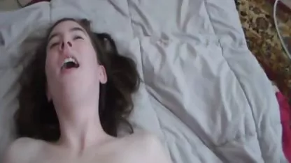 Prvo je pornicibesplatni ovaj lukavi muškarac pomilovao ukusnu macu, a zatim stigao do uske guze
