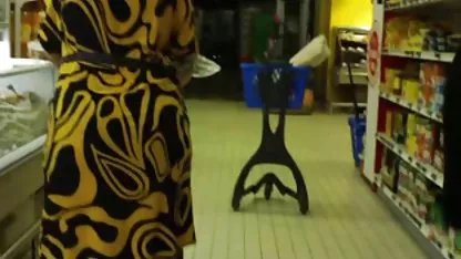 Seksi djevojka besplatni pprnici u kupaćem kostimu dala je u dupe uporne hahale
