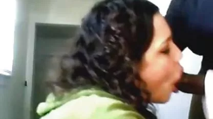 Vitka ponici besplatni Valentina vješto zadovoljava sebe