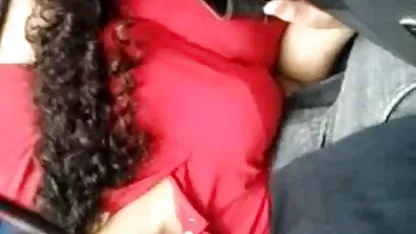 Pile u erotskom donjem rublju ležalo je pornofilmovi besplatni na krevetu i prstima