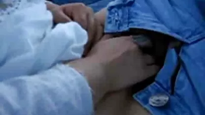 Djevojka u crvenim čarapama gleda pornografiju i prstom maca besplatni pornici babe