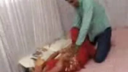 Čovjek u kapi grubo video besplatni pornici jebe mladu djevojku