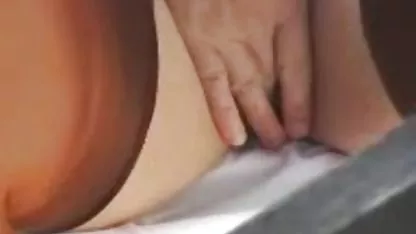 Lijepa besplatni pronici plavuša Ellie zapalila je macu na ulici