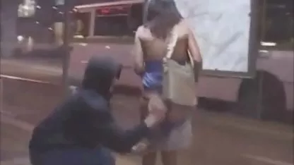Prsata plavuša rasvijetlila je svoje besplatni video pornici čari u javnom parku