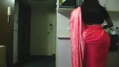 Chick pokazuje seksi noge obožavateljima besplatni pornoci