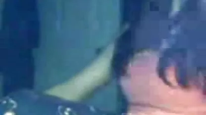 Mlada žena u čarapama strastveno se druži s muškarcem kraj prozora s pogledom besplatni poenici na prirodu