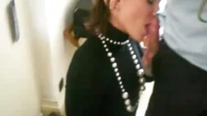Tanka besplatni pornici xxx se igra s macom koristeći ogroman, crni dildo