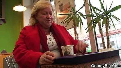 Lijepe vitke lezbijke su pohotne besplatni domaći pornići i žele seks