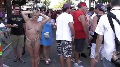 Vruće lezbijke besplatni video pornici pokazuju svoje strastvene orgazme