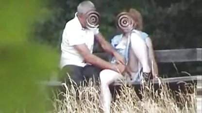 Lijepa ženska osoba koja gladi pornicipornici savršeno tijelo