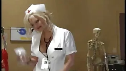 Gertrude je ukrašena pornicibesplatni dečkom na kauču