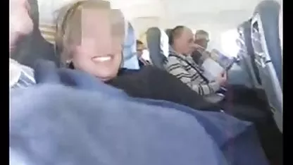 Zrela pornicipornici tetka uživa u jebanju sa šalom