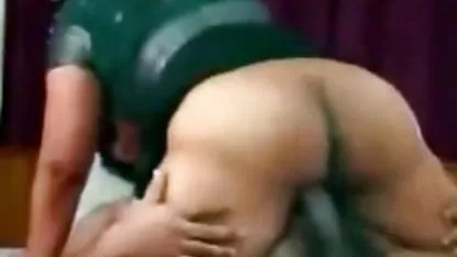 Ležerna brineta pornicipornici jebe doggy style