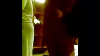 Mišićava djevojka jebe seksi ženu u pornicidomaci obrijanoj pički