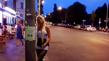Lana u kratkim šorcama usisava prijateljev besplatni prnići penis