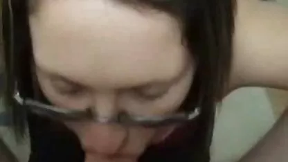 Sama pornići besplatni brineta zadovoljava crni dildo