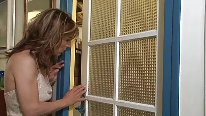 Preplanula maserka opuštala besplatna pornjava je mladića kraj bazena