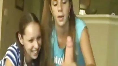 Djevica u čarapama zadovoljava besplatni pornicii sebe