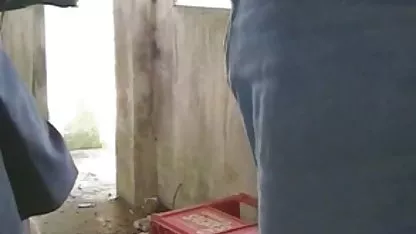 Zreli šalter ubacio je ogroman kurac u prsatu molodushku u besplatna pornjava sesiji