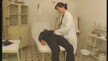 Seksi dolly masturbira maca besplatni pronici u dvorištu