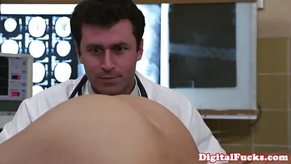 Strastvena djevojka Jane daje xxx besplatni pornici puhanje i miluje pičku