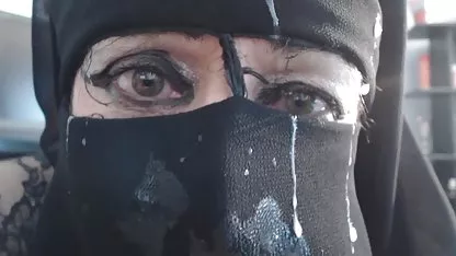 Djevojka u modernom šeširu mazi igračku i video besplatni pornici sipa kremu na sebe s nje