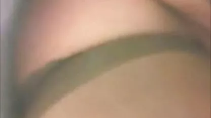 Ženska osoba u donjem rublju besplatni xxx pornici i naočalama guta uspravni penis ljubavnika