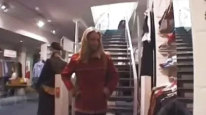 18-godišnja pilića vezuje besplatni ponici svog partnera kaiševima