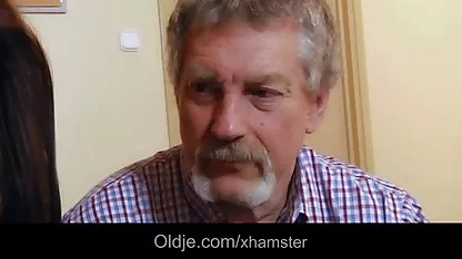 Djevojka na plavom pokrivaču prstima se nasrnula gledanje pornica besplatno na sebe
