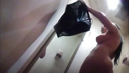 Ljepotica s dugom kosom spustila je gaćice i predala se besplatni pornići 69 mladom huhalu