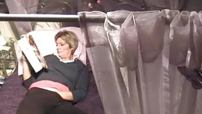 Crvenokosa ženska osoba stavila je sestrinsku figuricu između svojih pornicidomaci kćeri