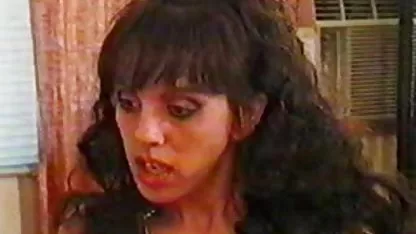 Prekrasna brineta došla je do pornofilmovi besplatni dečka u spavaćoj sobi i imala seks u guzici