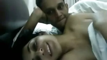 Debeli besplatni pornoci ženski prsti udaraju njezinu pohotnu pičku