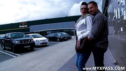 Djevojčica je besplatni potnici raširila noge i pokazala joj tečnost