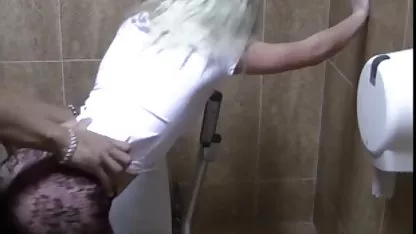 Lezbijke u ružičastim najlonskim čarapama čine besplatni video pornici cooney