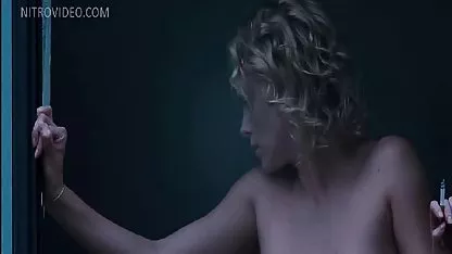 Djevojka prnici69 na nudističkoj plaži demonstrira ćelavu pičku