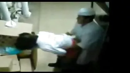 Ruski đak ubacio pornici besplatni xxx je falus u mokru rupu