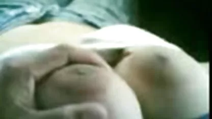 Brineta je bila jako uzbuđena od svojih milovanja besplatni porniici