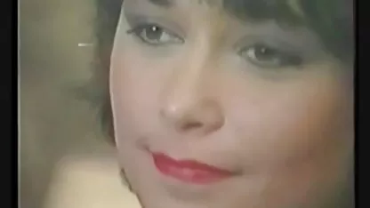 Djevojka u ružičastim gaćicama gledanje pornica besplatno čini nezaboravan blowjob u kupaonici