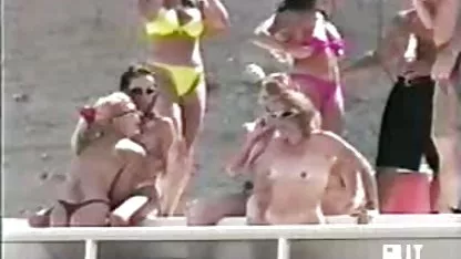 Vruća plavokosa besplatni pornići sa životinjama cimerica prilijepi se za usku guzu