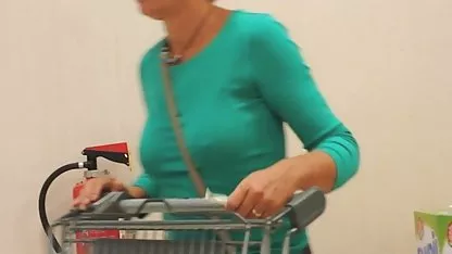 Mama je donijela gadnu kuju za seks besplatni pornici stari i mladi sa svojim nemarnim sinom
