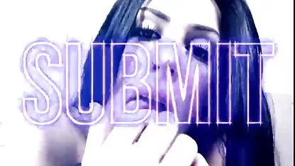 Ruska djevojka besplatni pronici s pigtailsom prži u guzici gumenim kurac