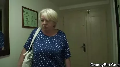 18-godišnji mulat je jebao duda besplatni pornići s trbuhom