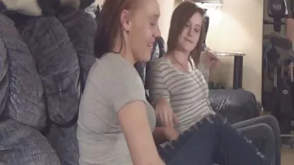 Žena sjedi na crnom besplatnipornici dildu