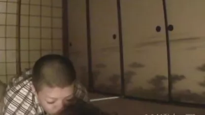 Mlada djevojka pozira za pornici besplatni video kameru u donjem rublju
