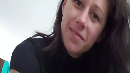 Gole pile vježbaju na krevetu i šire noge besplatne pornice